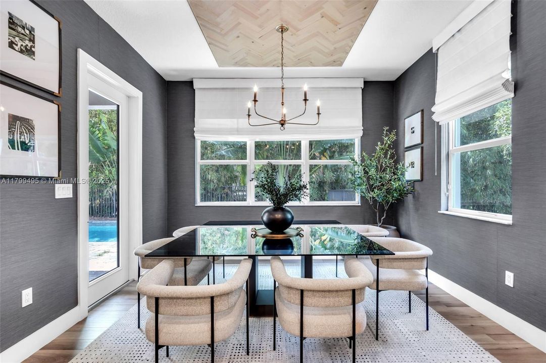 最近售出: $1,450,000 (4 贝兹, 3 浴室, 2702 平方英尺)