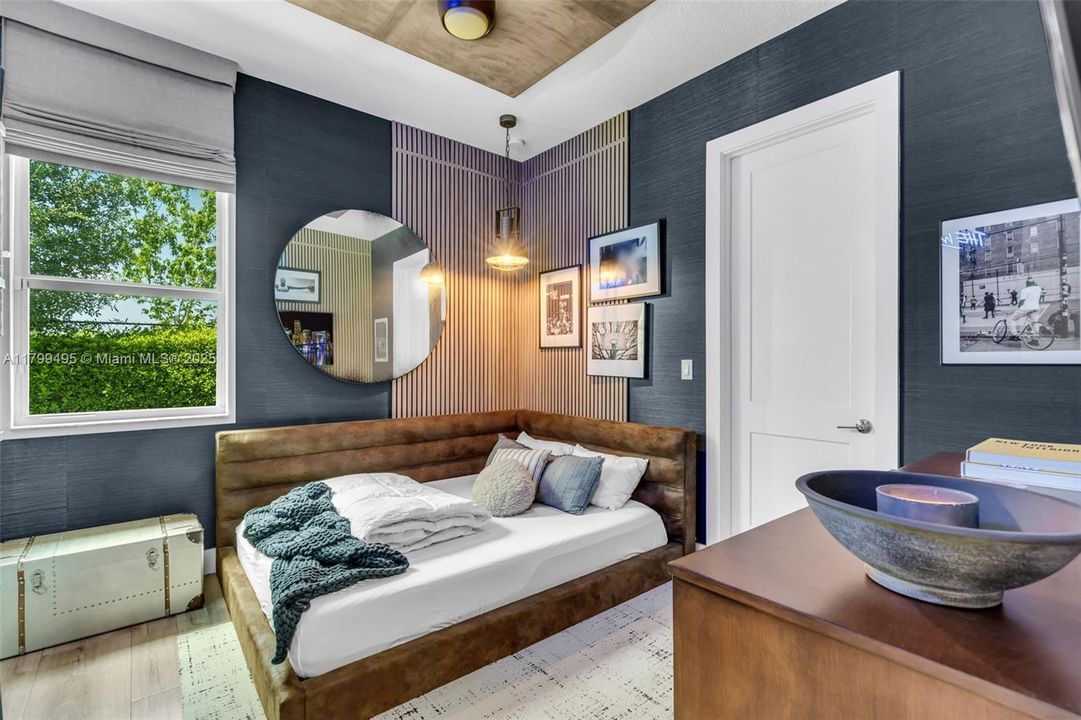 最近售出: $1,450,000 (4 贝兹, 3 浴室, 2702 平方英尺)