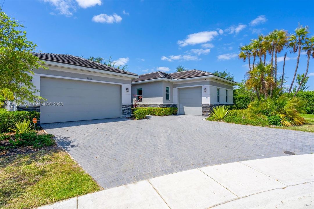 最近售出: $1,450,000 (4 贝兹, 3 浴室, 2702 平方英尺)