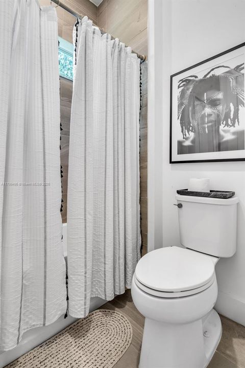 最近售出: $1,450,000 (4 贝兹, 3 浴室, 2702 平方英尺)