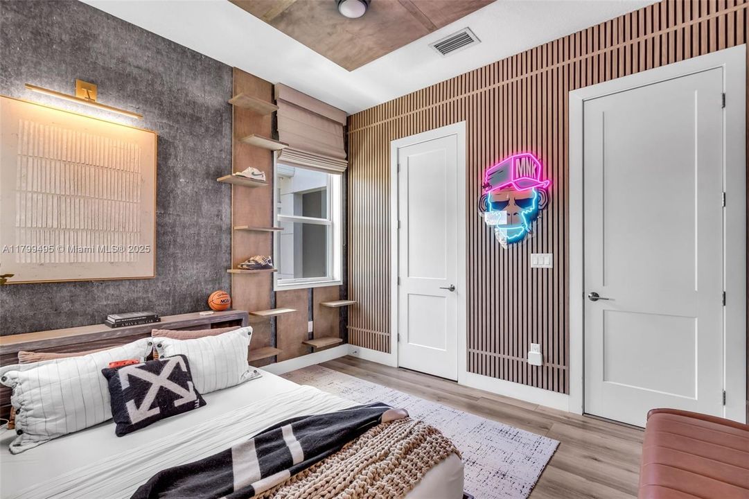 最近售出: $1,450,000 (4 贝兹, 3 浴室, 2702 平方英尺)