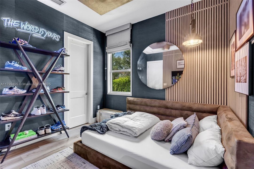 最近售出: $1,450,000 (4 贝兹, 3 浴室, 2702 平方英尺)