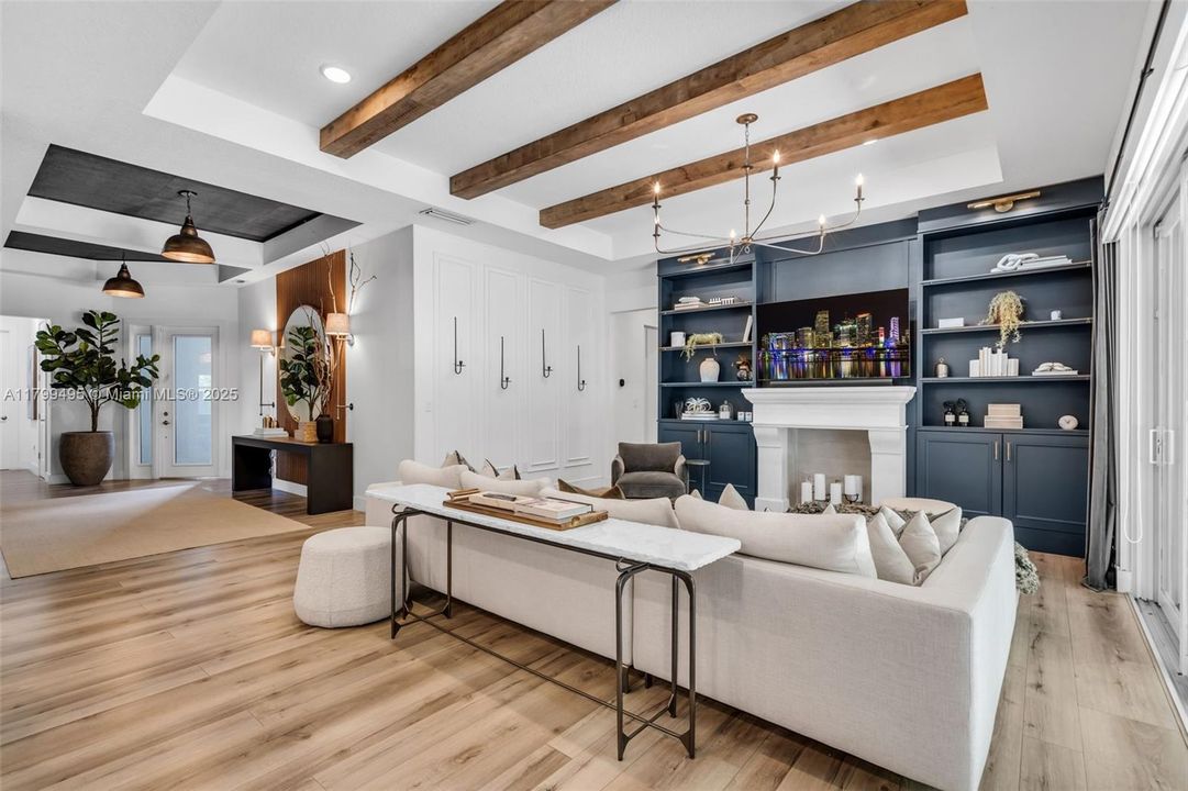 最近售出: $1,450,000 (4 贝兹, 3 浴室, 2702 平方英尺)