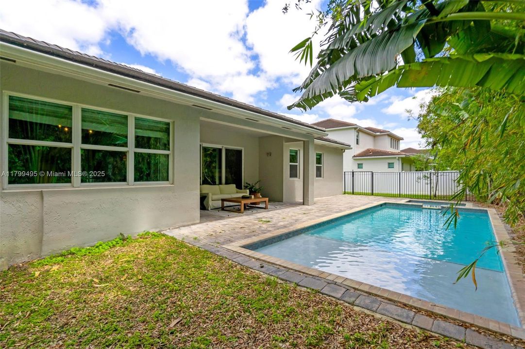 最近售出: $1,450,000 (4 贝兹, 3 浴室, 2702 平方英尺)