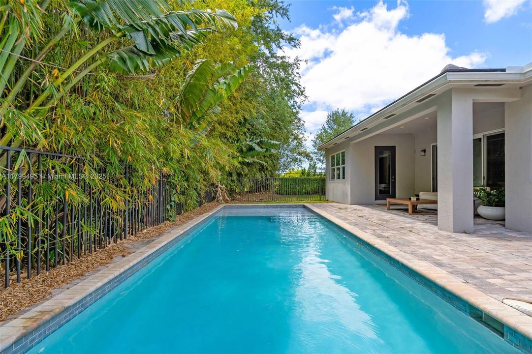 最近售出: $1,450,000 (4 贝兹, 3 浴室, 2702 平方英尺)