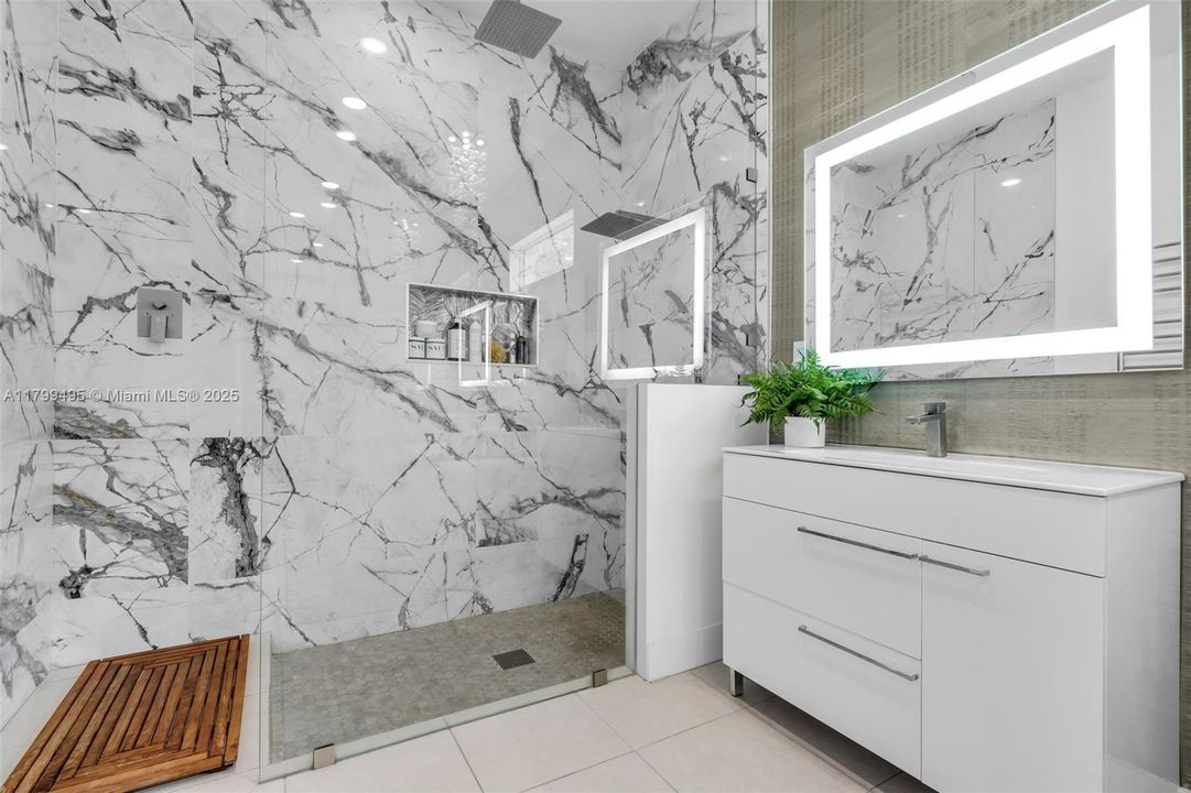 最近售出: $1,450,000 (4 贝兹, 3 浴室, 2702 平方英尺)