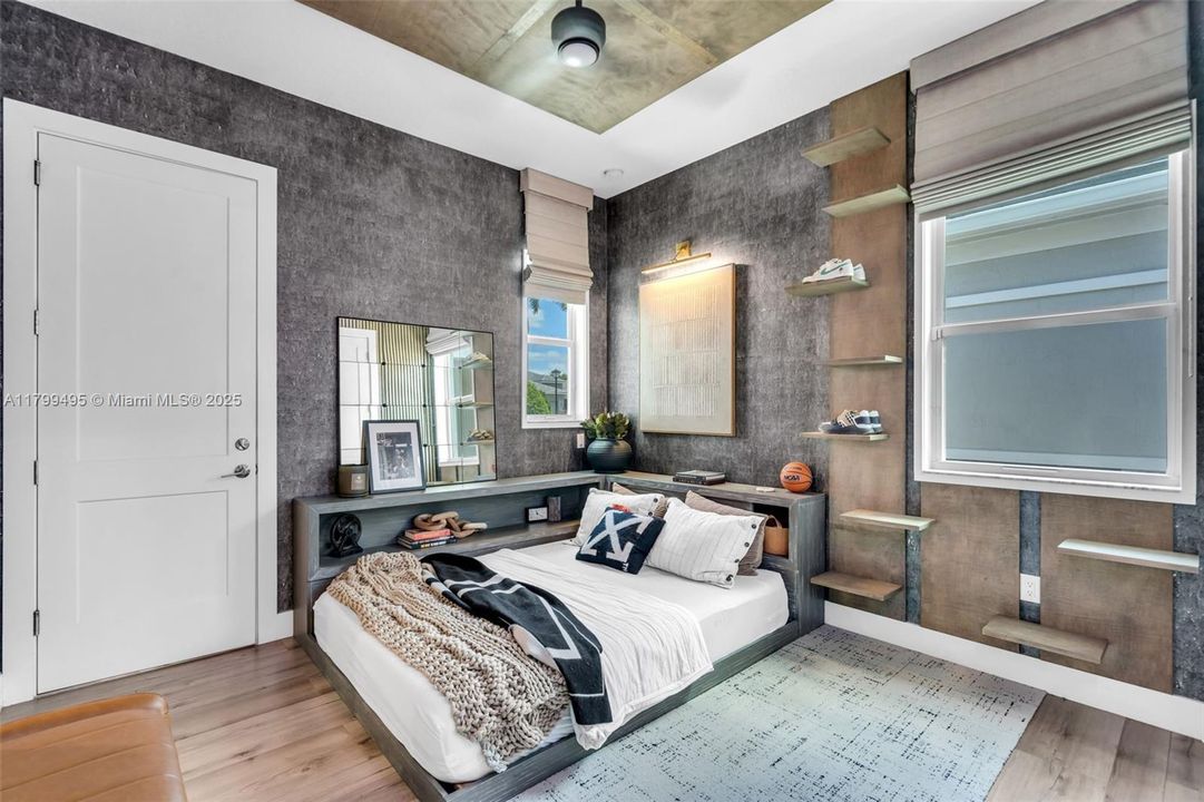 最近售出: $1,450,000 (4 贝兹, 3 浴室, 2702 平方英尺)