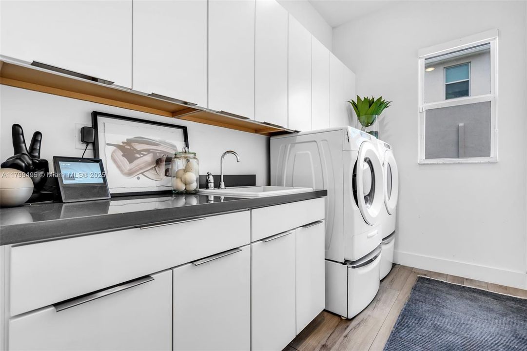 最近售出: $1,450,000 (4 贝兹, 3 浴室, 2702 平方英尺)