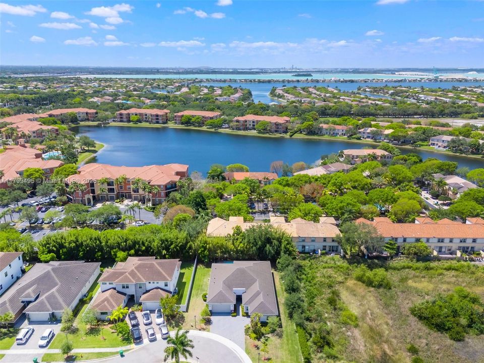 最近售出: $1,450,000 (4 贝兹, 3 浴室, 2702 平方英尺)