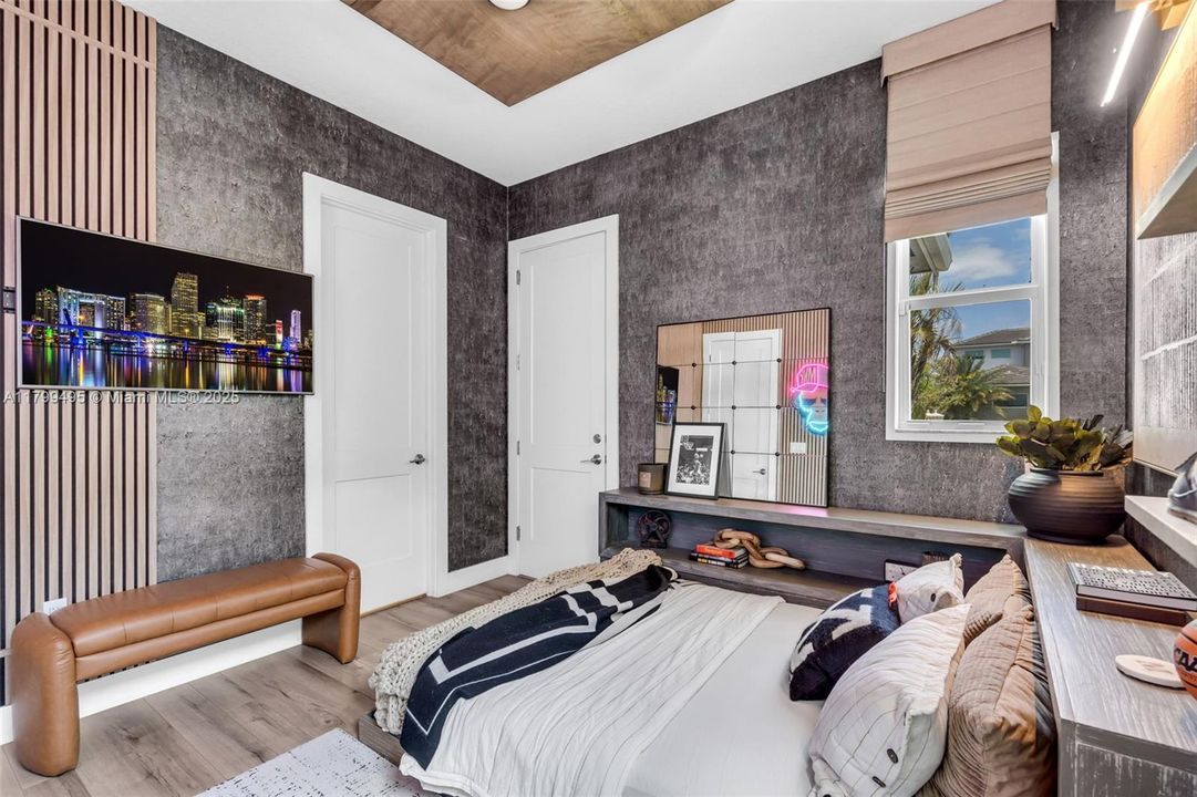 最近售出: $1,450,000 (4 贝兹, 3 浴室, 2702 平方英尺)