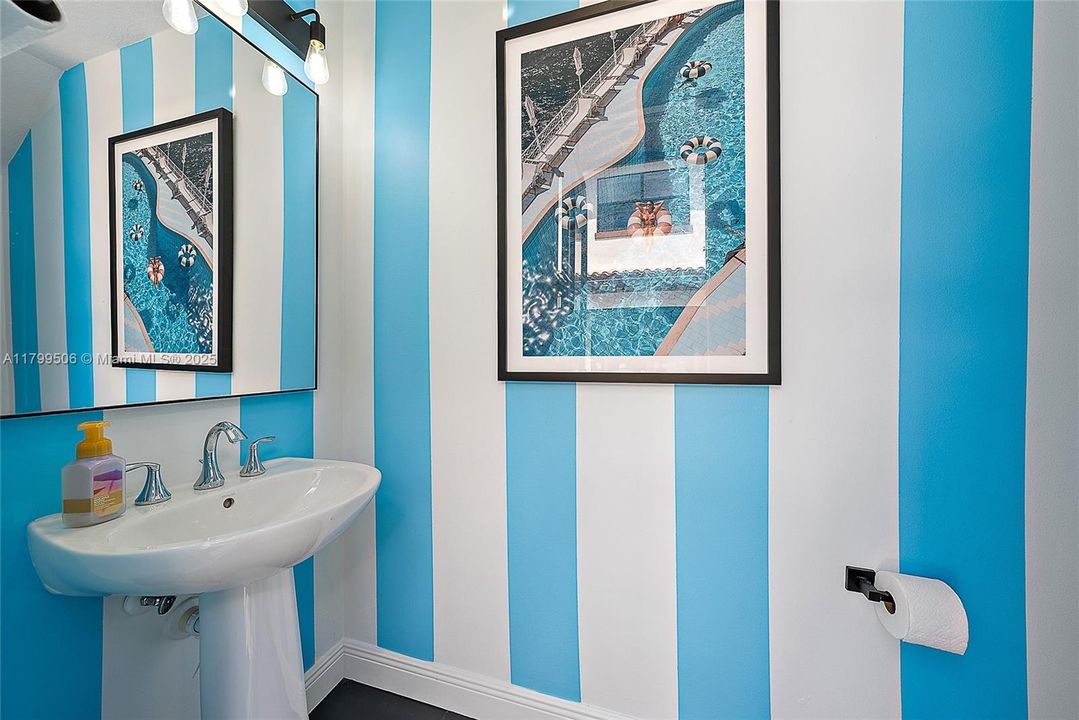 Недавно продано: $2,000,000 (4 спален, 3 ванн, 3922 Квадратных фут)