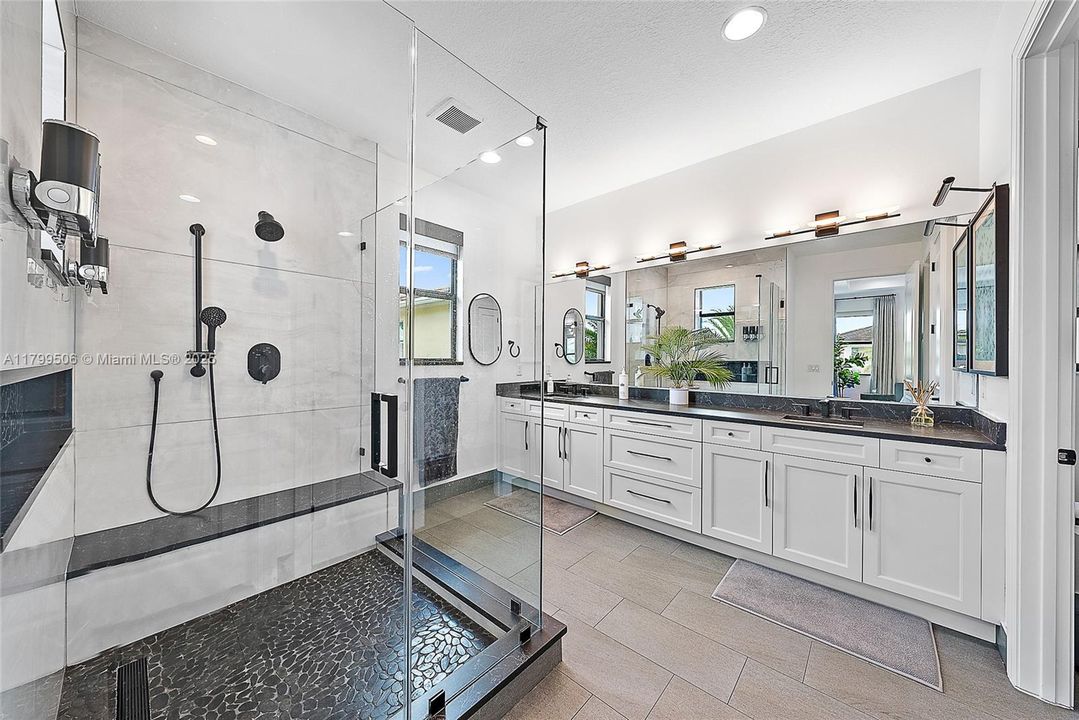 Недавно продано: $2,000,000 (4 спален, 3 ванн, 3922 Квадратных фут)