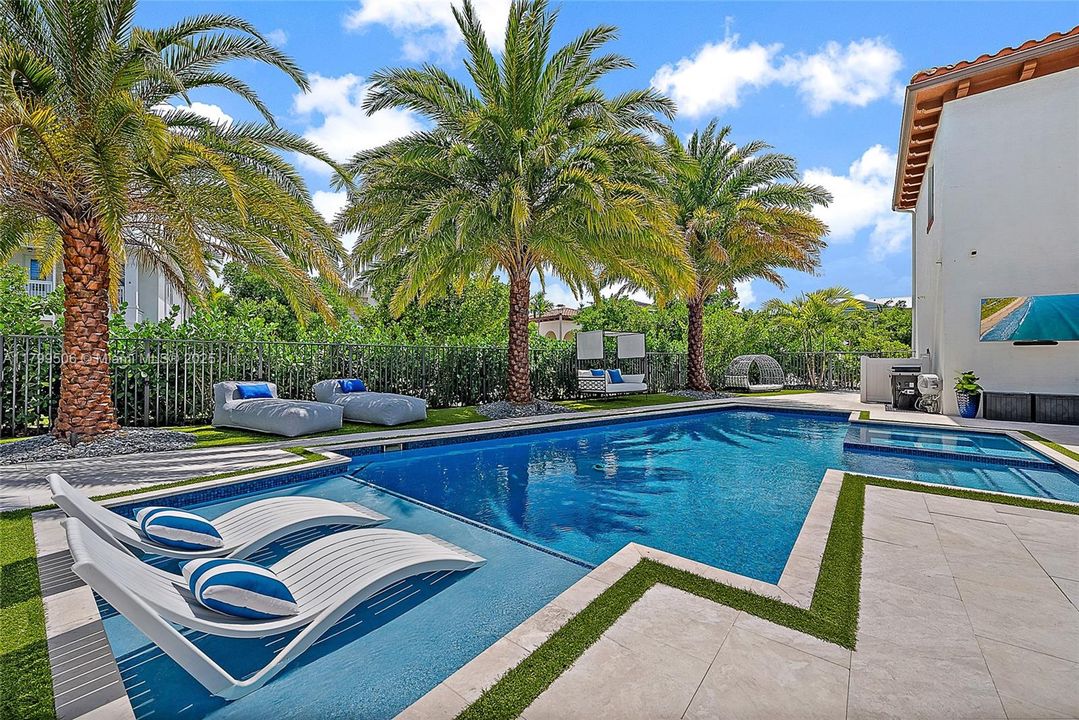 Недавно продано: $2,000,000 (4 спален, 3 ванн, 3922 Квадратных фут)