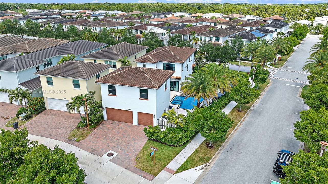 Недавно продано: $2,000,000 (4 спален, 3 ванн, 3922 Квадратных фут)