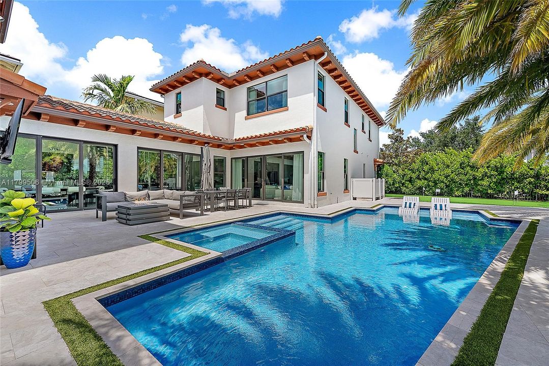 Недавно продано: $2,000,000 (4 спален, 3 ванн, 3922 Квадратных фут)