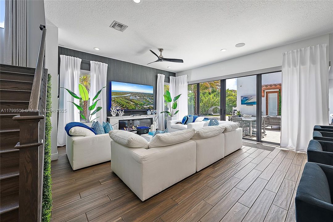 Недавно продано: $2,000,000 (4 спален, 3 ванн, 3922 Квадратных фут)