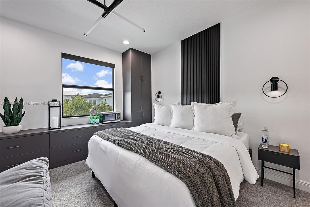 Недавно продано: $2,000,000 (4 спален, 3 ванн, 3922 Квадратных фут)