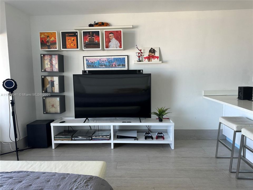 待售: $345,000 (0 贝兹, 1 浴室, 380 平方英尺)