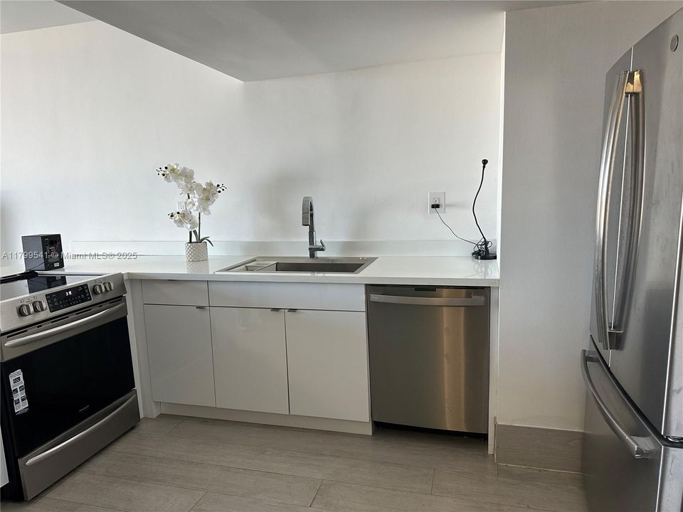 待售: $345,000 (0 贝兹, 1 浴室, 380 平方英尺)