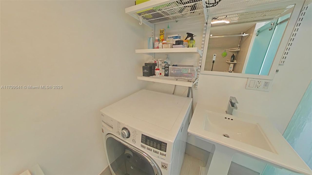 待售: $345,000 (0 贝兹, 1 浴室, 380 平方英尺)