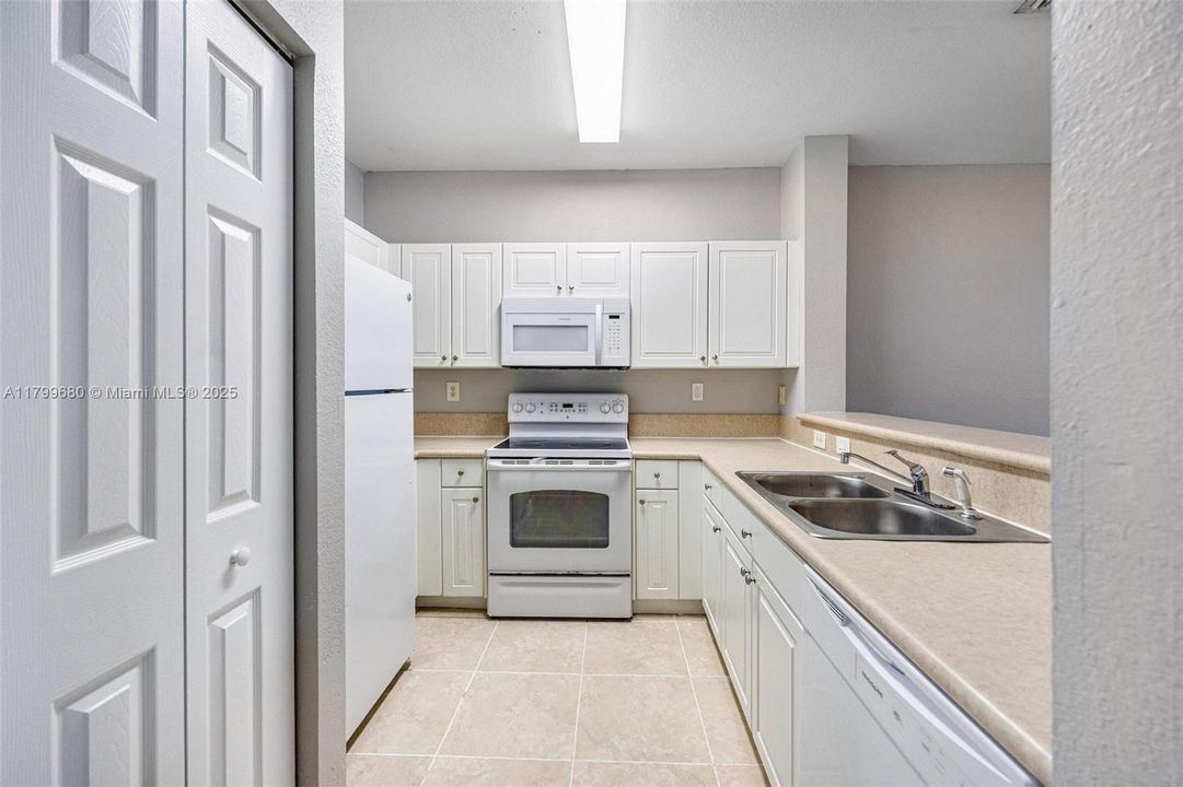 Active With Contract: $221,000 (3 beds, 2 baths, 1151 Square Feet)