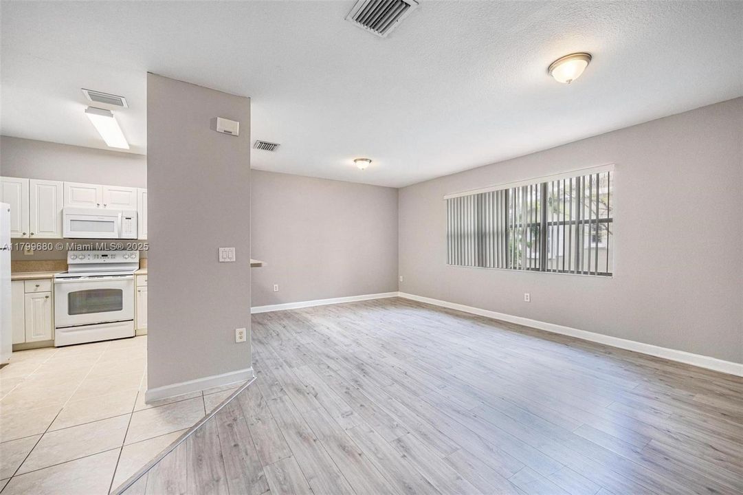 Active With Contract: $221,000 (3 beds, 2 baths, 1151 Square Feet)