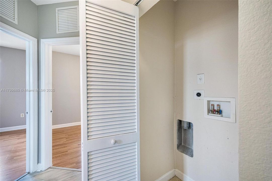 Active With Contract: $221,000 (3 beds, 2 baths, 1151 Square Feet)