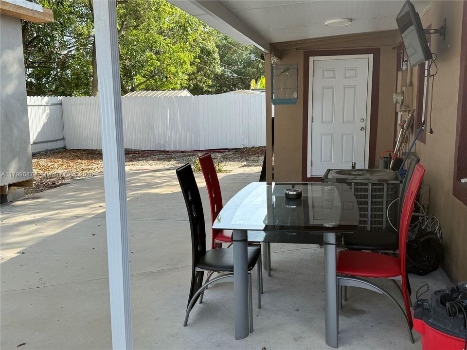 Недавно продано: $349,000 (2 спален, 1 ванн, 594 Квадратных фут)