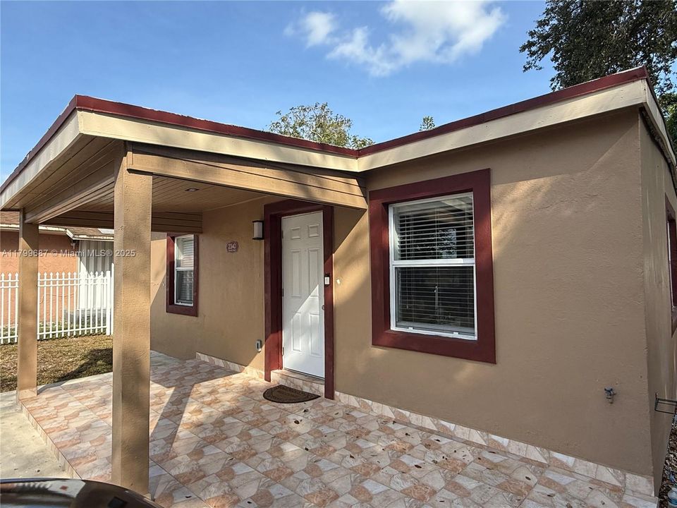 Недавно продано: $349,000 (2 спален, 1 ванн, 594 Квадратных фут)