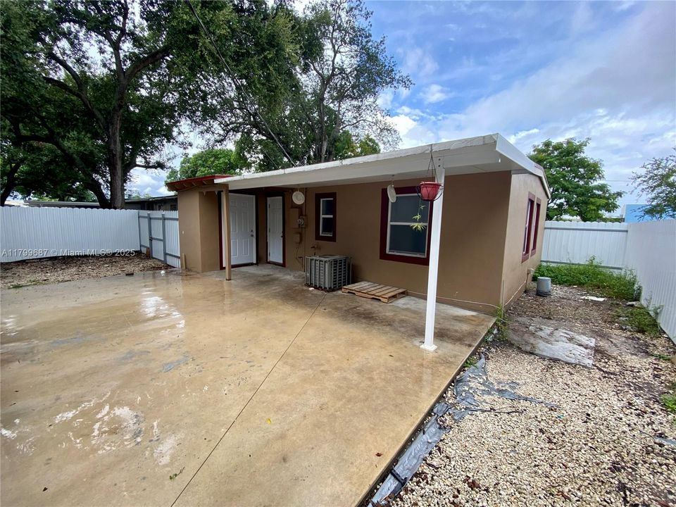 Недавно продано: $349,000 (2 спален, 1 ванн, 594 Квадратных фут)