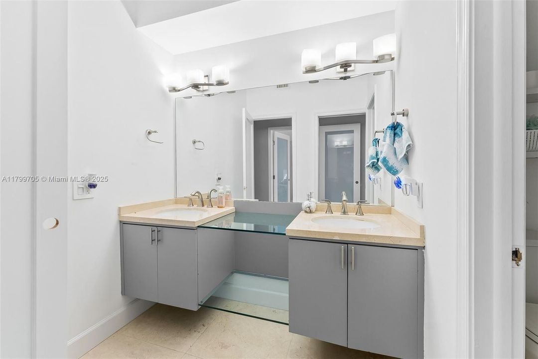 待售: $1,299,999 (4 贝兹, 2 浴室, 3226 平方英尺)