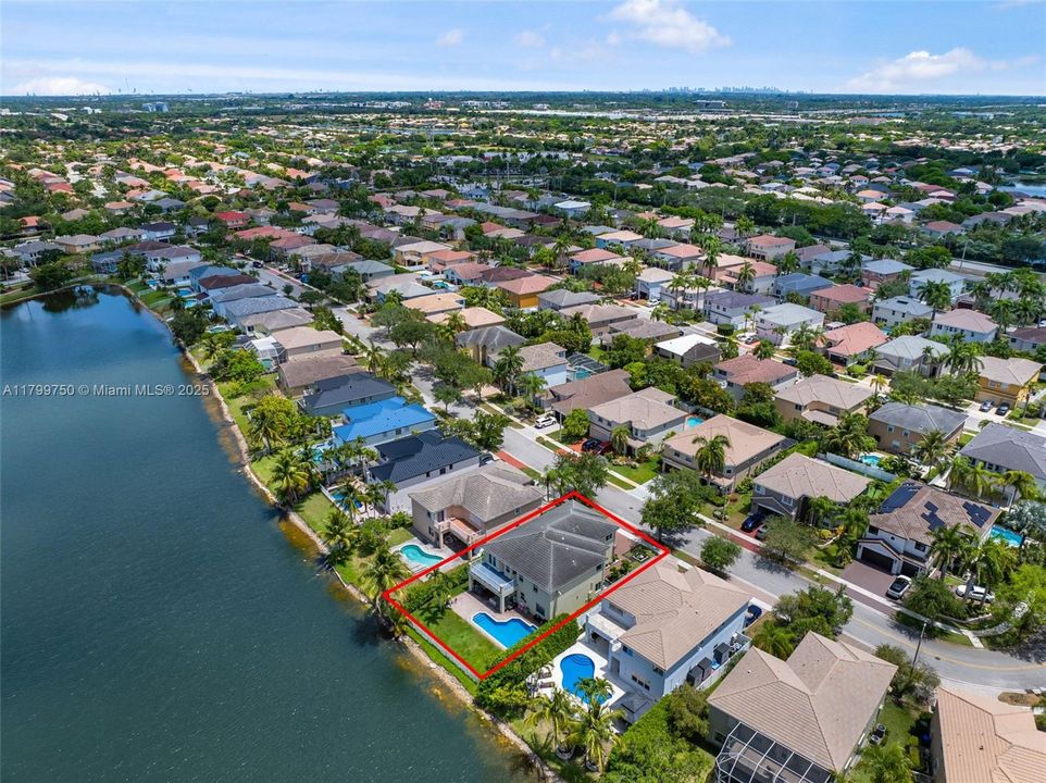 Vendido Recientemente: $1,150,000 (6 camas, 4 baños, 3870 Pies cuadrados)