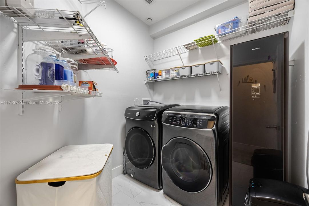 Vendido Recientemente: $1,150,000 (6 camas, 4 baños, 3870 Pies cuadrados)