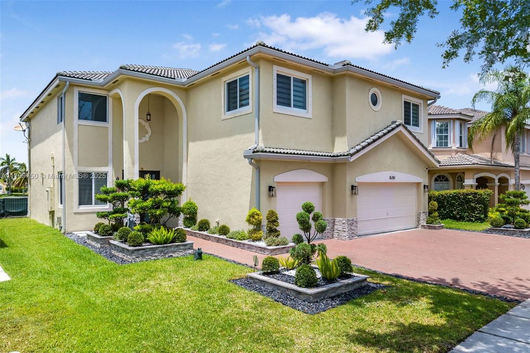 Vendido Recientemente: $1,150,000 (6 camas, 4 baños, 3870 Pies cuadrados)