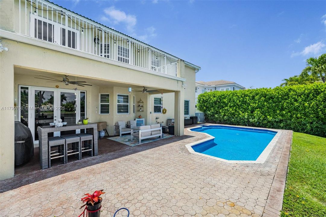 Vendido Recientemente: $1,150,000 (6 camas, 4 baños, 3870 Pies cuadrados)