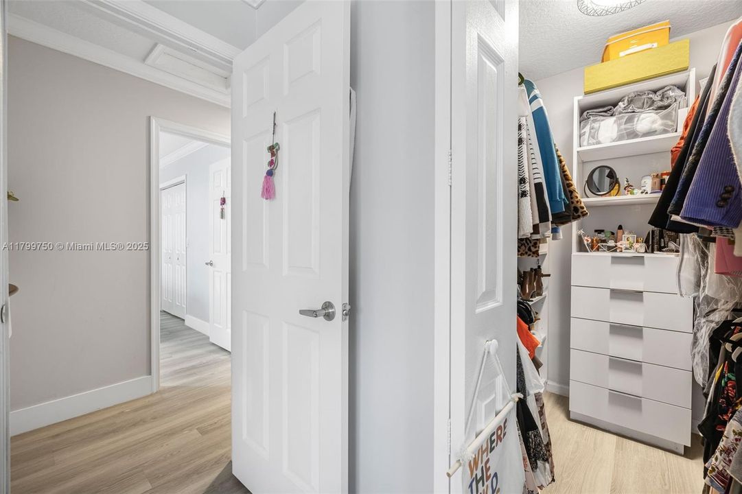 Vendido Recientemente: $1,150,000 (6 camas, 4 baños, 3870 Pies cuadrados)