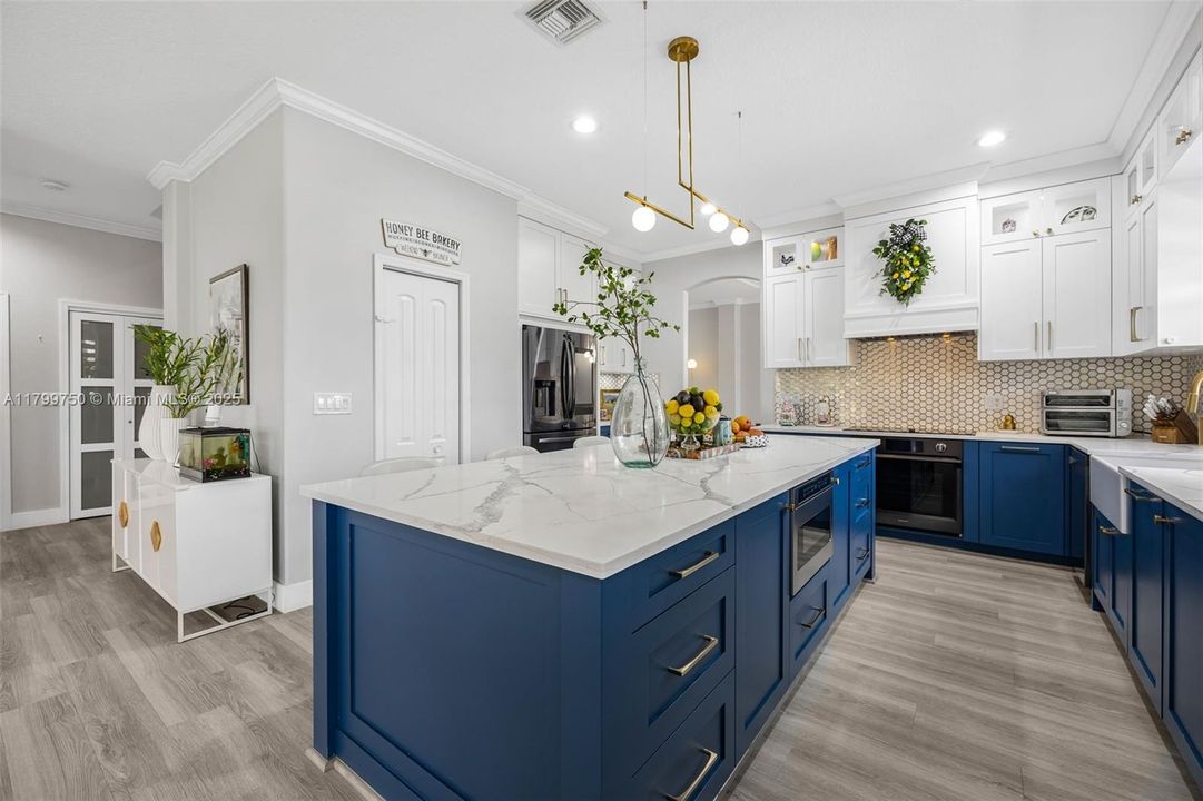 Vendido Recientemente: $1,150,000 (6 camas, 4 baños, 3870 Pies cuadrados)