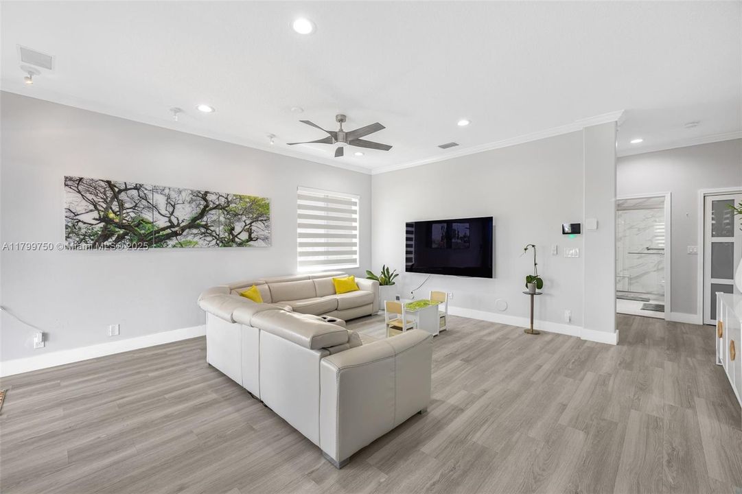 Vendido Recientemente: $1,150,000 (6 camas, 4 baños, 3870 Pies cuadrados)