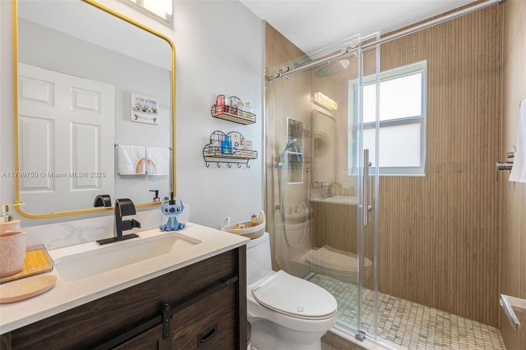 Vendido Recientemente: $1,150,000 (6 camas, 4 baños, 3870 Pies cuadrados)