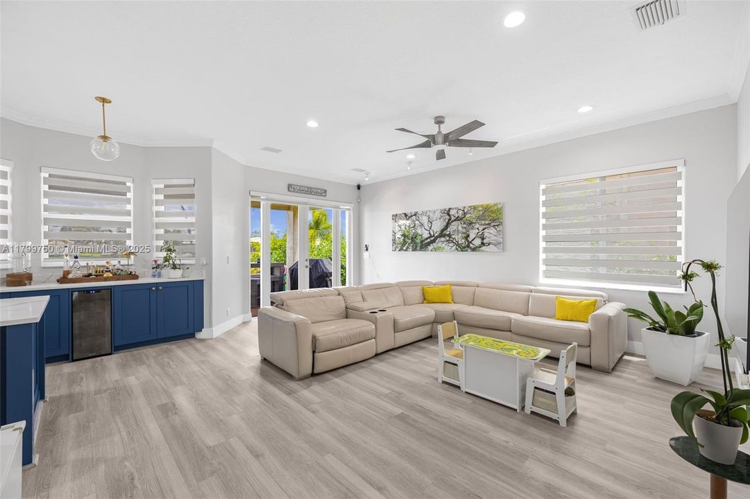 Vendido Recientemente: $1,150,000 (6 camas, 4 baños, 3870 Pies cuadrados)