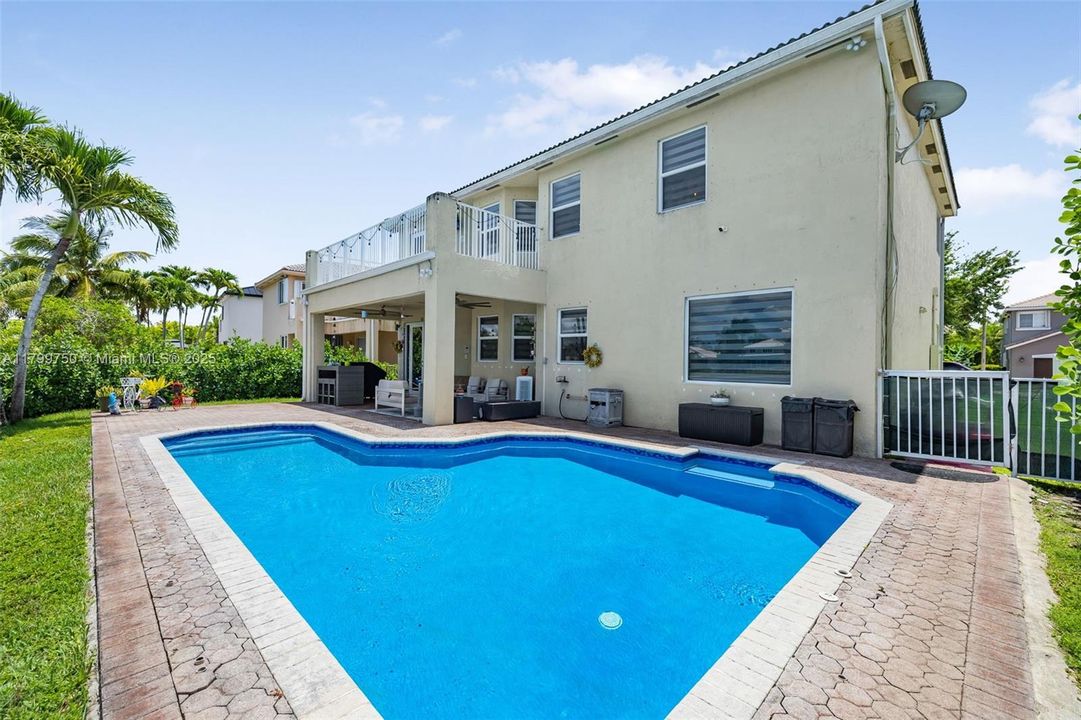 Vendido Recientemente: $1,150,000 (6 camas, 4 baños, 3870 Pies cuadrados)