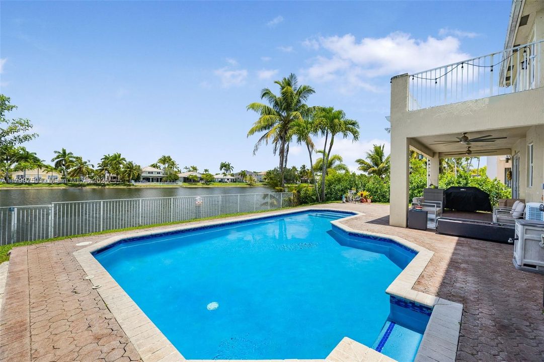 Vendido Recientemente: $1,150,000 (6 camas, 4 baños, 3870 Pies cuadrados)