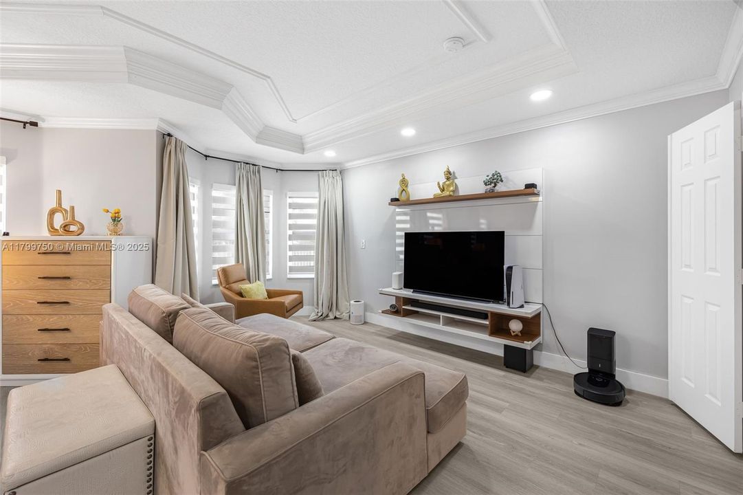 Vendido Recientemente: $1,150,000 (6 camas, 4 baños, 3870 Pies cuadrados)