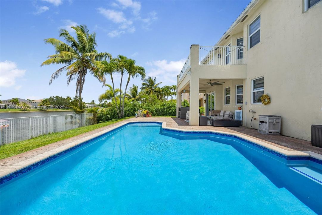 Vendido Recientemente: $1,150,000 (6 camas, 4 baños, 3870 Pies cuadrados)