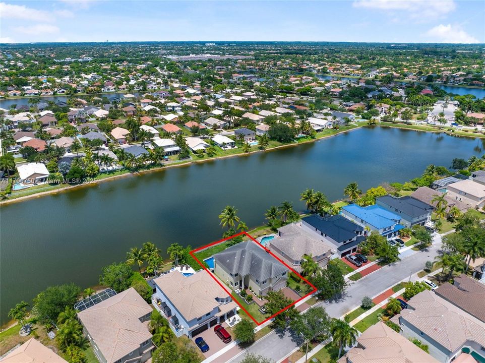 Vendido Recientemente: $1,150,000 (6 camas, 4 baños, 3870 Pies cuadrados)