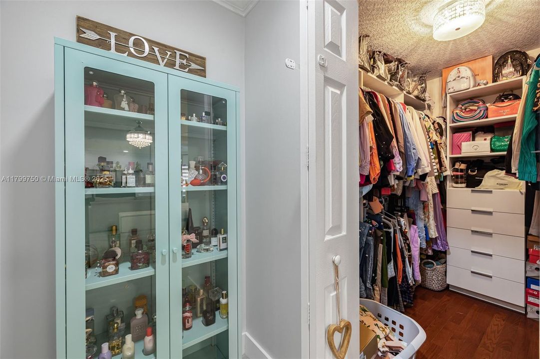 Vendido Recientemente: $1,150,000 (6 camas, 4 baños, 3870 Pies cuadrados)