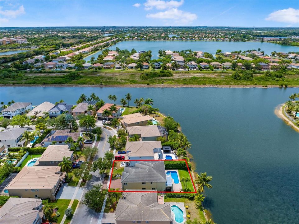 Vendido Recientemente: $1,150,000 (6 camas, 4 baños, 3870 Pies cuadrados)