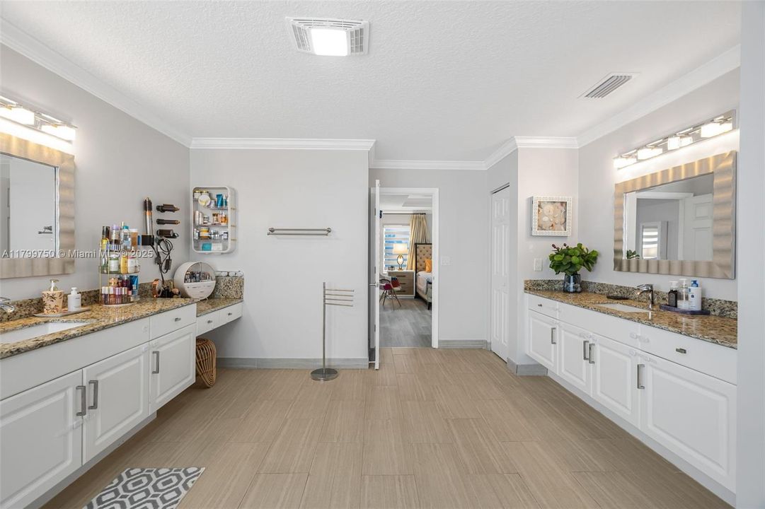 Vendido Recientemente: $1,150,000 (6 camas, 4 baños, 3870 Pies cuadrados)