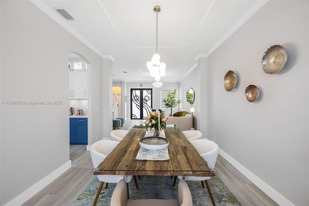 Vendido Recientemente: $1,150,000 (6 camas, 4 baños, 3870 Pies cuadrados)