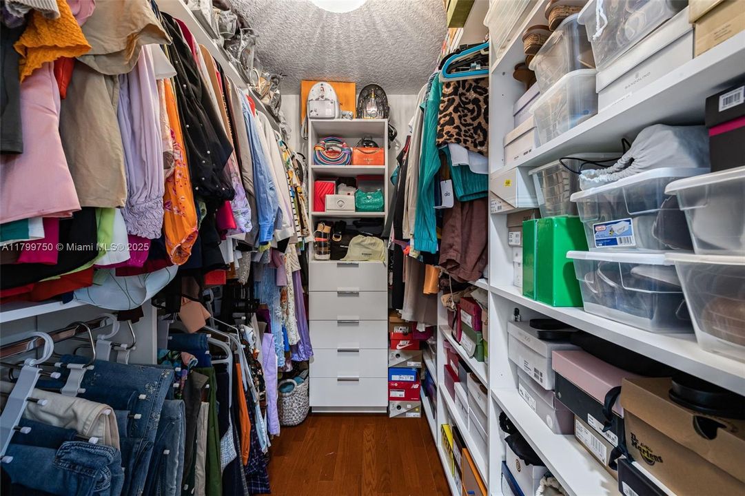 Vendido Recientemente: $1,150,000 (6 camas, 4 baños, 3870 Pies cuadrados)